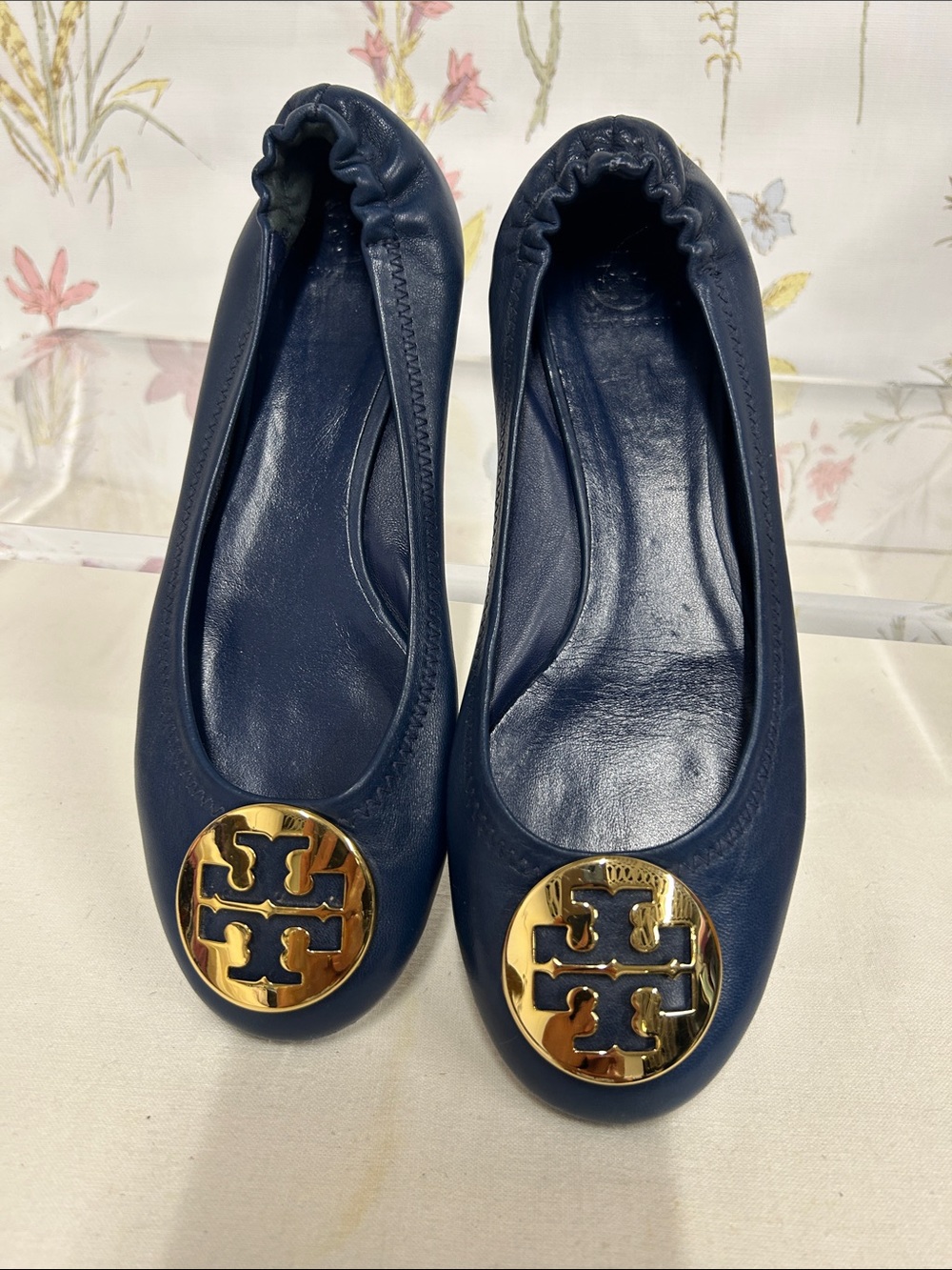 Tory Burch Navy Leather Ballet Flats with Gold Logo Medallions > size 3